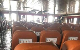Phà cao tốc bị sóng đánh vỡ tan kính, phải khẩn cấp quay lại bờ