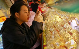 Vàng thế giới rời đỉnh, trong nước giảm chậm