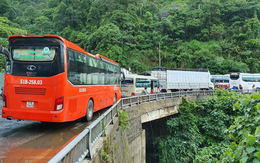 Đèo Bảo Lộc sạt lở 6 điểm, kẹt xe 'đông cứng' gần 25km