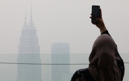 Bó tay vì khói từ Indonesia, Malaysia cầu cứu cả thần linh lẫn ASEAN