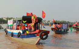 Thanh niên Cần Thơ vớt rác trên chợ nổi Cái Răng