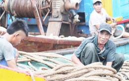 Tàu nằm bờ sau bão, ngư dân lại thấp thỏm lo áp thấp dồn dập