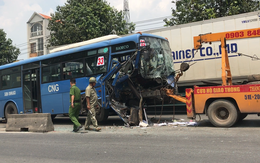 Video: Xe buýt nát đầu sau khi đâm vào đuôi xe container