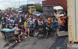 Video: Container lật chắn ngang đường, hàng ngàn phương tiện ùn ứ