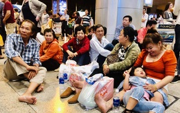 Sao cứ phải chen nhau đi đón Việt kiều?