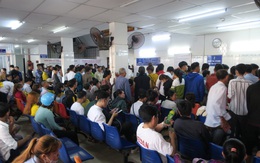 Nghỉ tết, người dân đổ xô đi làm giấy chứng minh nhân dân