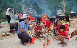 Bánh tét cho trẻ em người Cor đón tết