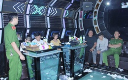 12 nam thanh nữ tú 'bay, lắc' trong quán karaoke