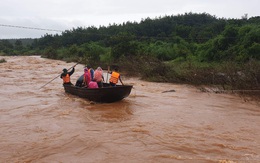 Dùng chài lưới tìm kiếm hai cha con mất tích khi qua đập tràn ở Gia Lai