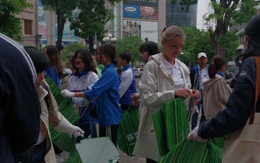 Bạn trẻ Hà Nội đội mưa đổi đồ cũ lấy đồ mới