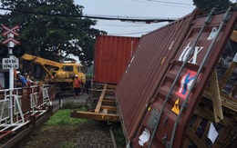 Chắn chưa đóng, tàu lửa tông đứt xe container tại Bình Dương