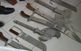 Khám xét nơi ở của nghi phạm đánh người, lòi ra hàng chục loại vũ khí nóng