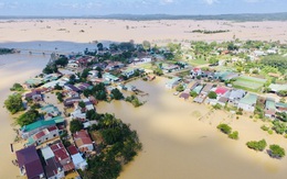 Nắng đẹp, cao nguyên Đắk Lắk vẫn ngập, dân dọn nhà chạy lũ