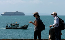 Dân Campuchia lo lắng vì du thuyền bị "hắt hủi" MS Westerdam cập cảng Sihanoukville