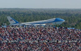 'Team ông Trump' xóa vội tấm hình Air Force One bị tố ‘sai thời điểm’