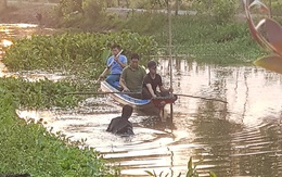 Công an lội kênh tìm vật chứng vụ Tuấn 'khỉ' xả súng ở Củ Chi