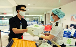 Phục vụ suất ăn, nước uống những người 'tuyến đầu' chống dịch COVID-19