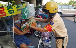 CSGT TP.HCM 'xuống đường' tặng mì gói, nước mắm... bà con khó khăn