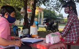 Bỏ rượu vào hộp sữa để đưa vào khu cách ly tập trung