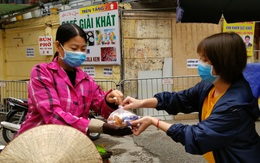 Giữa cái rét nàng Bân thủ đô, gói quà giản dị ấm lòng 'ai cần cứ đến lấy'