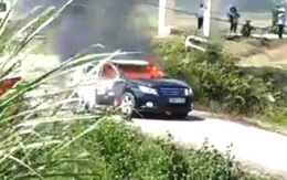 Búi rơm phơi hại xe chở đoàn Sở Xây dựng Thanh Hóa cháy rụi giữa đường