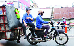 Xe máy 'mù' không đèn, không kèn, xả khói mịt mù tung hoành trên đường