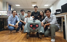 Bạn trẻ ở TP.HCM làm robot nhắc nhở người không đeo khẩu trang