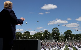 Ông Trump giải thích ra sao về chuyện đi loạng choạng?