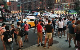 Dân New York chống giãn cách xã hội, chính quyền dọa chậm mở cửa