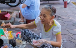 'Quán nem bà còng' không bàn, không bát, nức tiếng Hà thành 20 năm