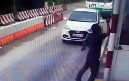 Vượt ẩu bị barie chắn lại, tài xế chửi và tát nữ nhân viên trạm thu phí