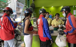 Tài xế công nghệ xếp hàng dày đặc mua chè đậu đỏ 'thoát ế' đêm Thất tịch Sài Gòn