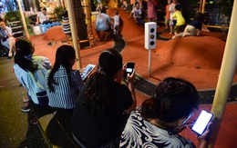 'Bé gái bị sụp chân dưới nắp bêtông, khóc nhưng ba không nghe vì... chơi game'