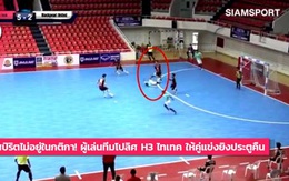 Ghi bàn khi đối thủ nằm sân, cầu thủ Thái đứng im để... 'trả lại bàn thắng'