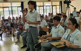 'Tụi em dùng điện thoại học, nhưng cũng có lúc lạm dụng chơi game, tán gẫu'