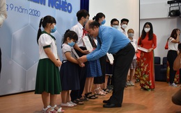 110 con em các công nhân khó khăn, bệnh hiểm nghèo được nhận học bổng
