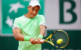 Tay vợt Việt kiều khuất phục Tommy Robredo