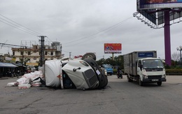 Xe container ôm cua lật ngang giữa bùng binh, tài xế thoát chết