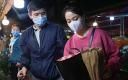 Hà Nội ‘không ngủ’, chị em rủ nhau đi chợ hoa đón 20-10 sớm