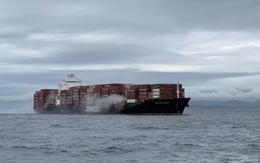 Tàu container cháy và phát tán khí độc ngoài khơi Canada