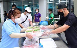 ‘Xe phở yêu thương’ đến với bệnh nhi: 'Phở ngon quá mẹ ơi'