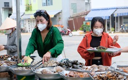 Hàng quán TP.HCM bán cầm chừng, bữa được bữa mất