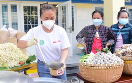 Tiệc phở trên đảo Thiềng Liềng: 'Được ăn phở rồi, vui quá!'