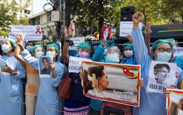 Đảng của bà Suu Kyi bất lực nhìn văn phòng bị cắt khóa, phá cửa