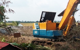 Máy xúc đang đào ao nuôi tôm thì trúng 2 quả bom, 1 quả phát nổ