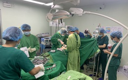 Cấp cứu người phụ nữ bị thương thấu tim, máu phun thành vòi
