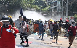 Thêm 3 người bị bắn chết ngày 8-3, phụ nữ Myanmar treo xà rông để 'ám' quân đội