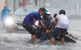 Mưa như trút nước, ‘rốn ngập’ chợ Thủ Đức lại cuồn cuộn nước