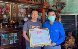 Tài xế dừng xe giúp cháu bé 2 tuổi giữa đêm được Trung ương Đoàn tặng bằng khen