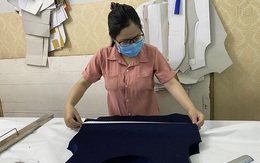 Làm áo lót chống sốc nhiệt cho y bác sĩ tuyến đầu bởi 'chúng ta đều là những chiến sĩ'